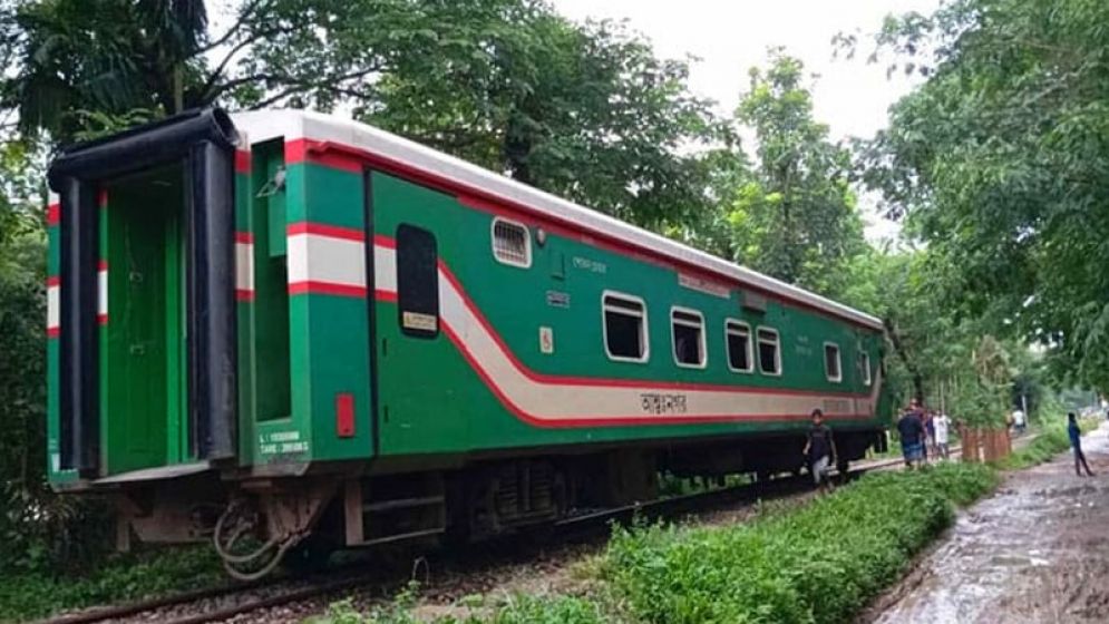 চট্টগ্রাম-কক্সবাজার পৌনে চার ঘণ্টা পর ট্রেন চলাচল স্বাভাবিক