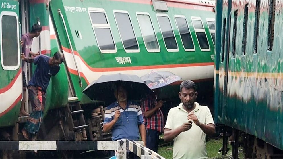 লালমনিরহাটে দুই ট্রেনের সংঘর্ষ