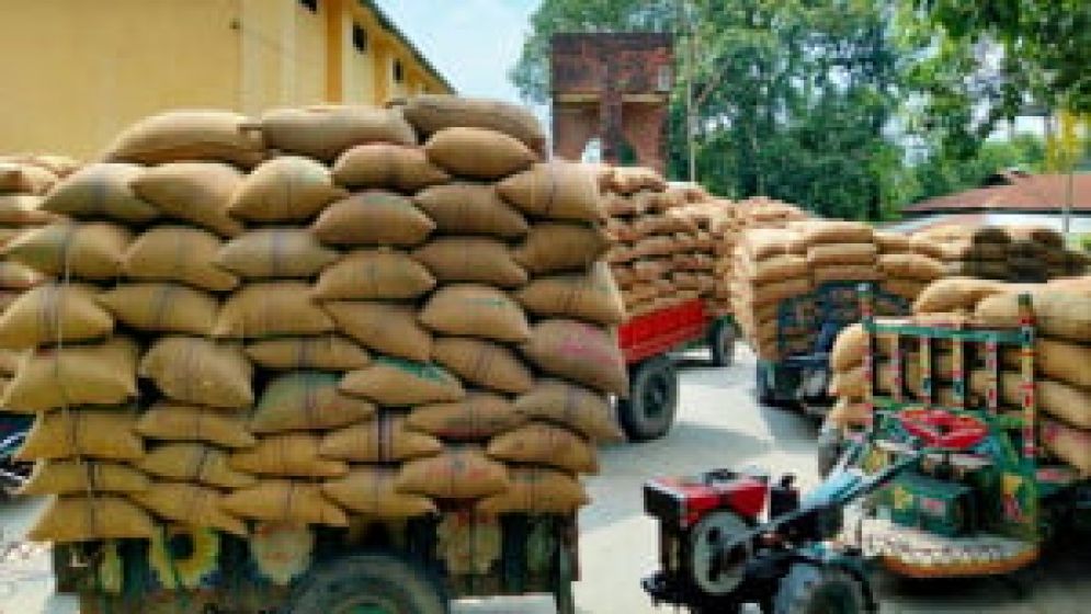 ভরা মৌসুমেই বাড়ছে চালের বাজার