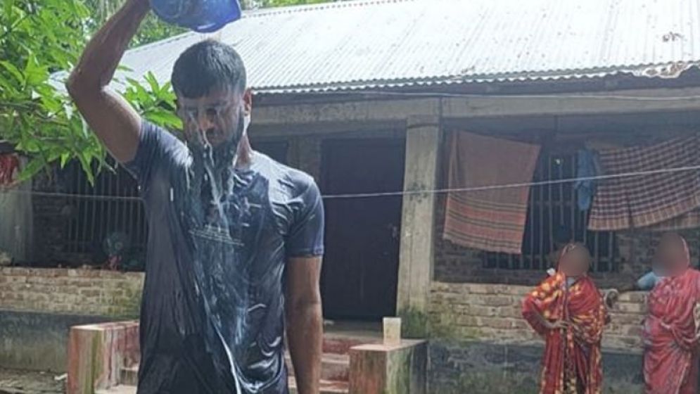 দুধ দিয়ে গোসল করে রাজনীতি ছাড়লেন ছাত্রলীগ নেতা