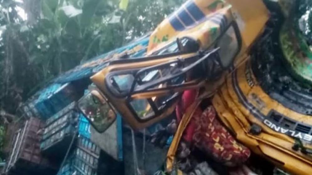 ট্রাক উল্টে নিহত চালক