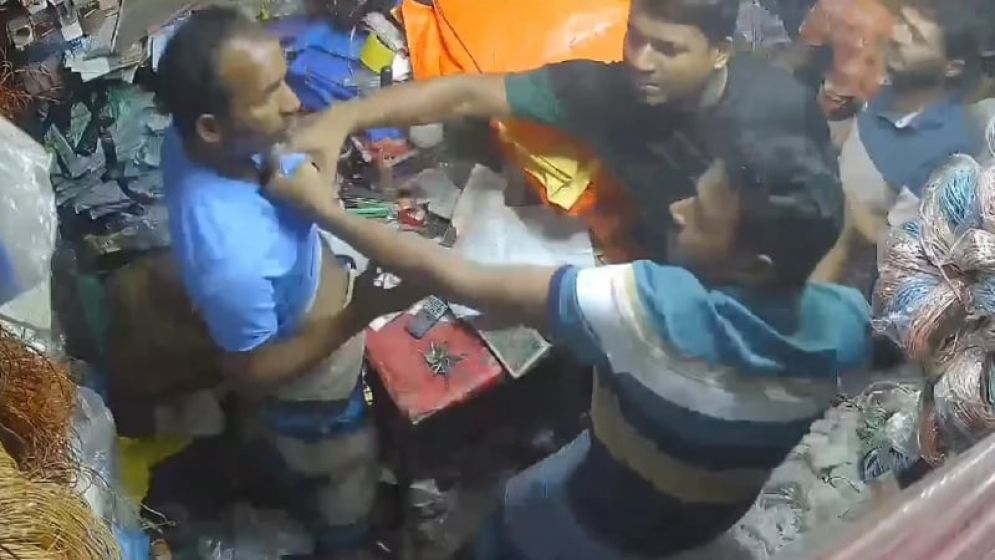 যুবদল নেতা : দোকানে ঢুকে ব্যবসায়ীকে মারধর