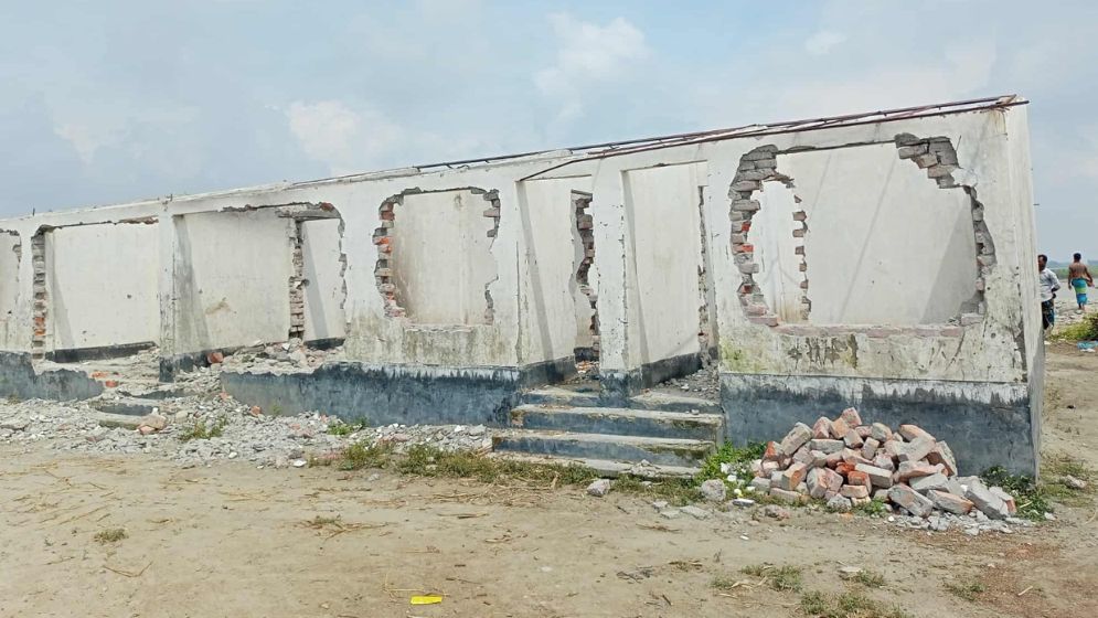 হস্তান্তরের আগেই আশ্রয়ণের টিন ইট  লুট