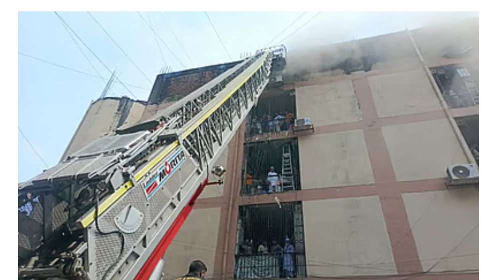 রাজধানীর গুলিস্তানে সুন্দরবন স্কয়ার মার্কেটের আগুন নিয়ন্ত্রণে