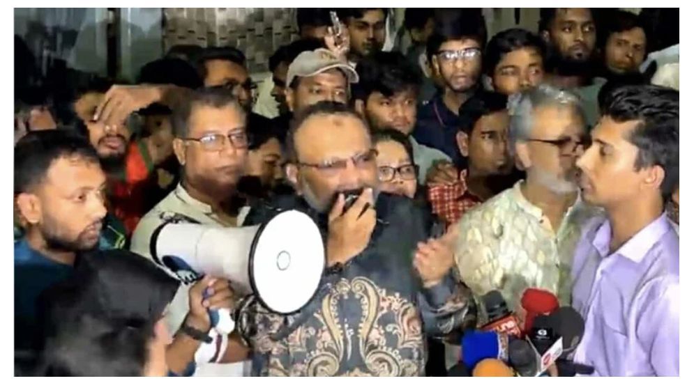 ঢাবি উপাচার্য : হলে ছাত্ররাজনীতি নিষিদ্ধ