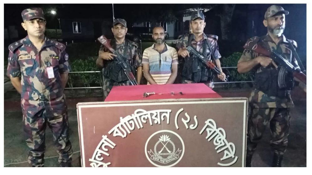 বেনাপোলে পিস্তলসহ বিক্রেতা আটক