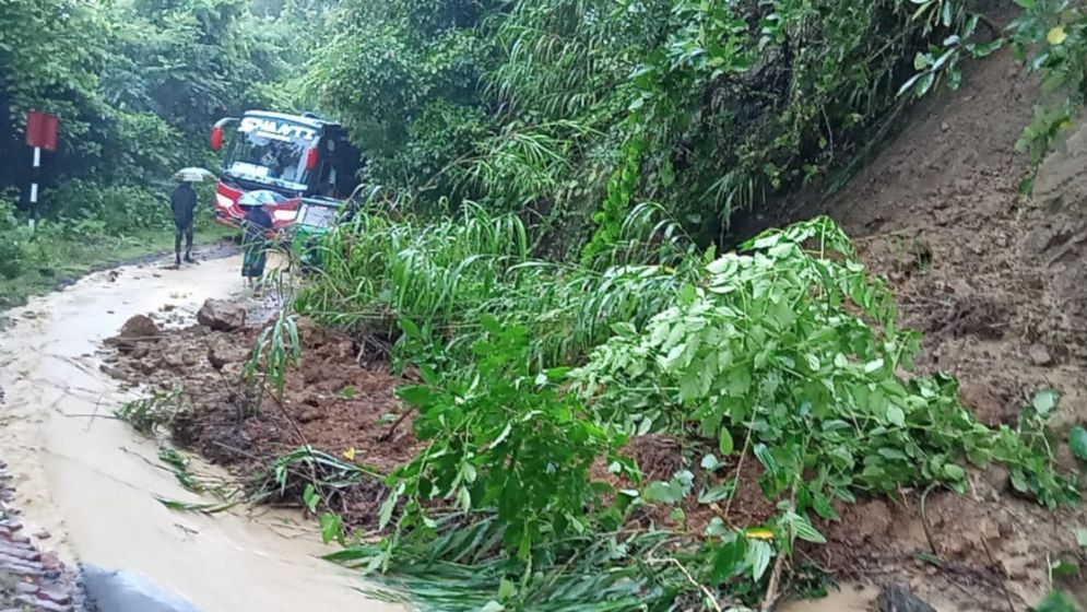 পাহাড় ধসে সড়ক বন্ধ, ৬ ঘণ্টা পর চালু