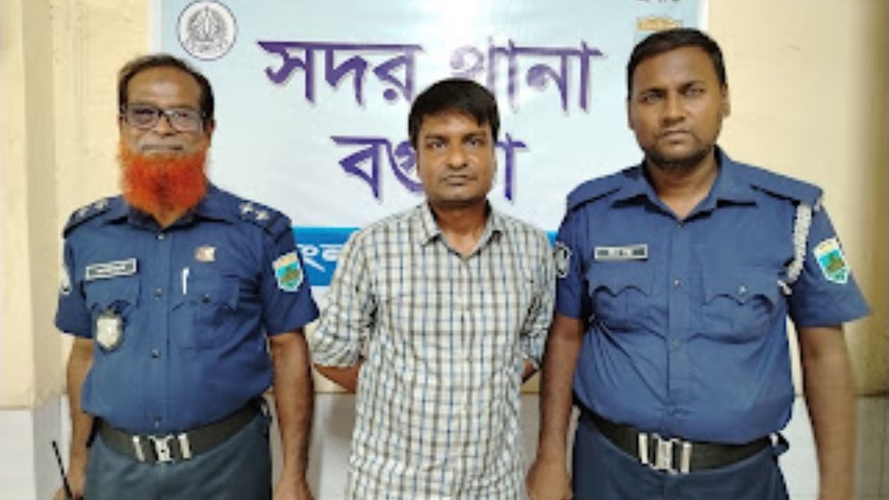 বগুড়ায় চাকুসহ কলেজ শিক্ষক আটক