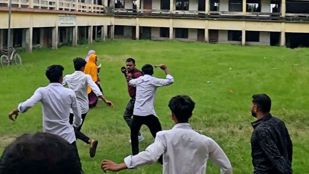 রূপগঞ্জে জনতা উচ্চ বিদ্যালয়ে সাংবাদিকদের হাতুড়ি পেটা