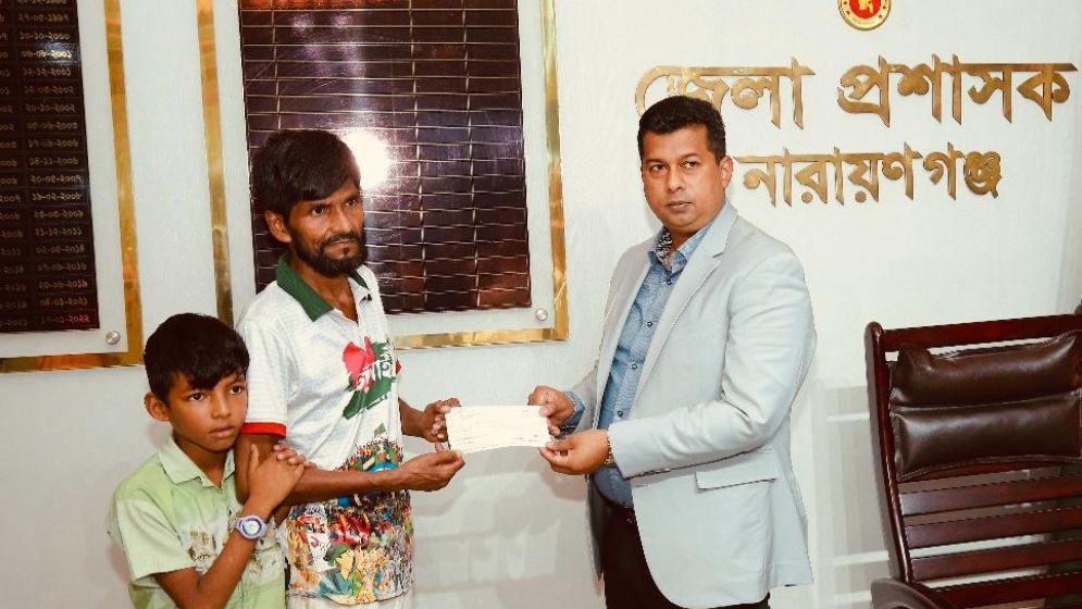 জুলাই যোদ্ধা সিরাজের স্ত্রীর পাশে নারায়ণগঞ্জ ডিসি