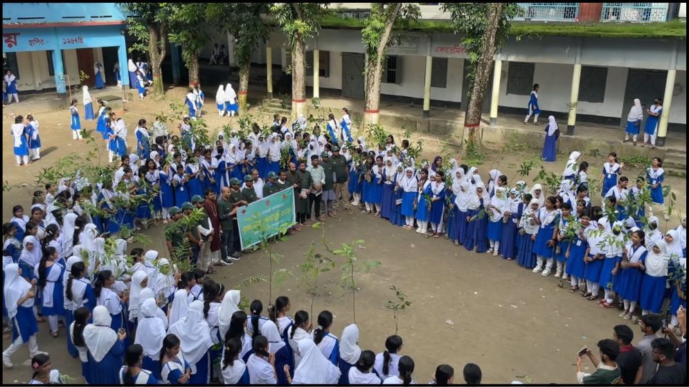 কিশোরগঞ্জে শিক্ষার্থীদের হাতে ফলদ-বনজ চারা বিতরণ