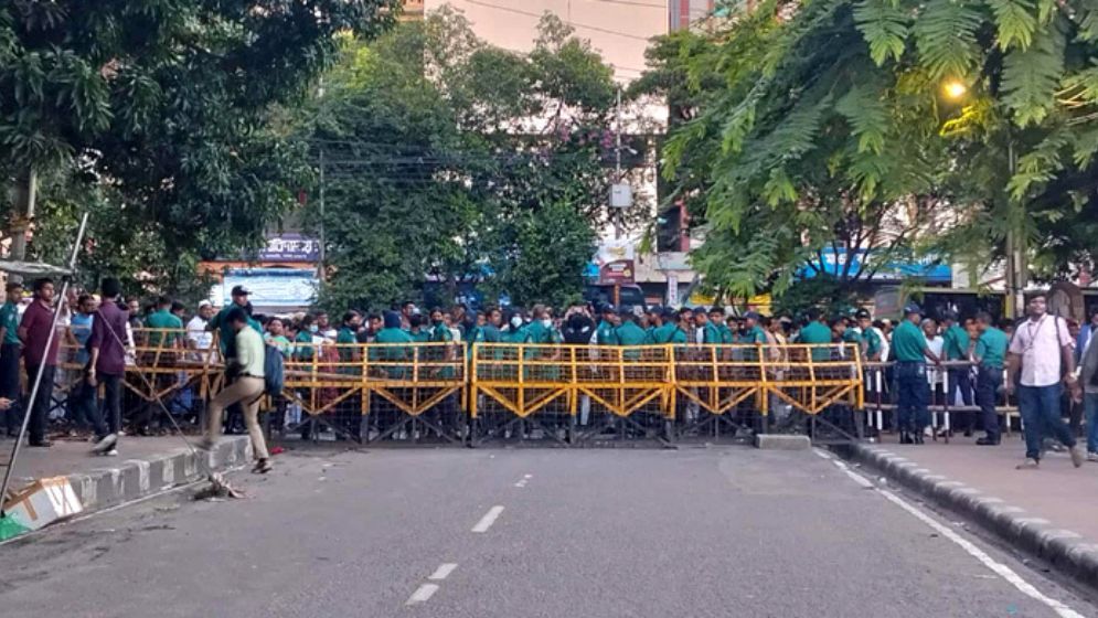 ধানমন্ডি ৩২ : জনতাকে ফিরিয়ে দিচ্ছে পুলিশ
