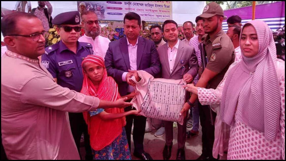 রূপগঞ্জে জেলা প্রশাসকের খাদ্য সামগ্রী বিতরণ