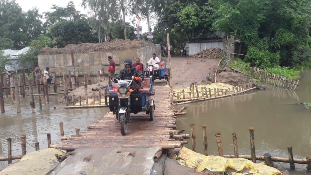 তাড়াশে দেড় বছরেও শেষ হয়নি ব্রিজ নির্মাণের কাজ