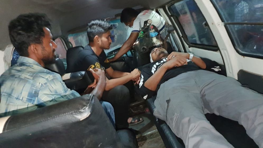 ব্যাংকে টাকা জমা নিয়ে দুইজনকে পিটিয়ে জখম