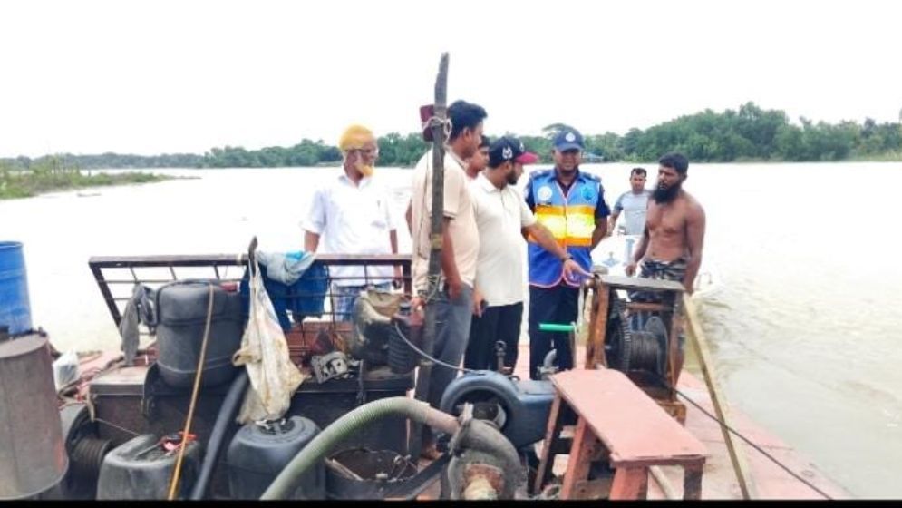 হালদায় ইঞ্জিনচালিত বোট ও অবৈধ বালু পরিবহনে জরিমানা