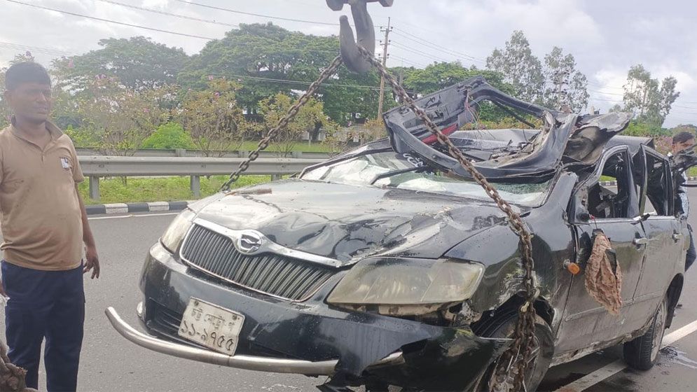এক্সপ্রেসওয়েতে প্রাইভেটকার উল্টে প্রাণ গেল তিনজনের