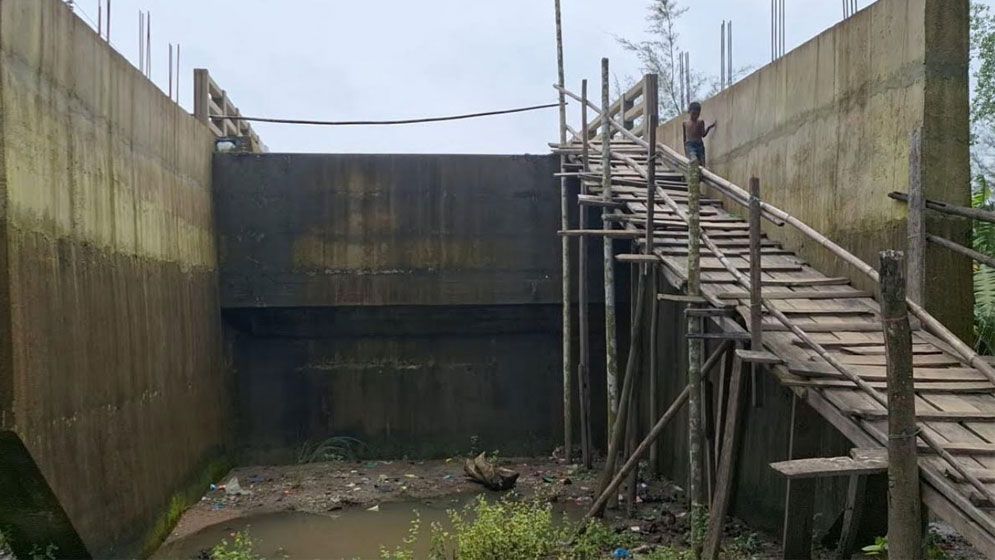 ছয় কোটি টাকার সেতুতে উঠতে হয় কাঠের সিঁড়ি বেয়ে