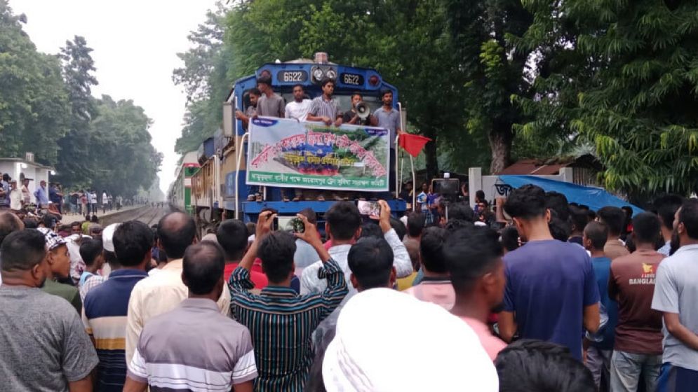 চুয়াডাঙ্গায় যাত্রাবিরতি পুনর্বহাল দাবিতে ট্রেন আটকে বিক্ষোভ