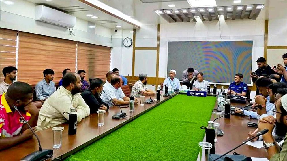 ১৬ ঘণ্টা পর সুনামগঞ্জে যান চলাচল স্বাভাবিক, পরিবহন শ্রমিকদের কর্মবিরতি প্রত্যাহার