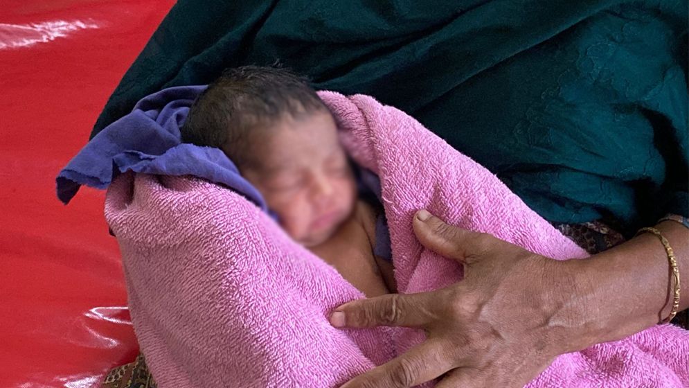 নরসিংদীতে দুপুরে চুরি হওয়া নবজাতক উদ্ধার