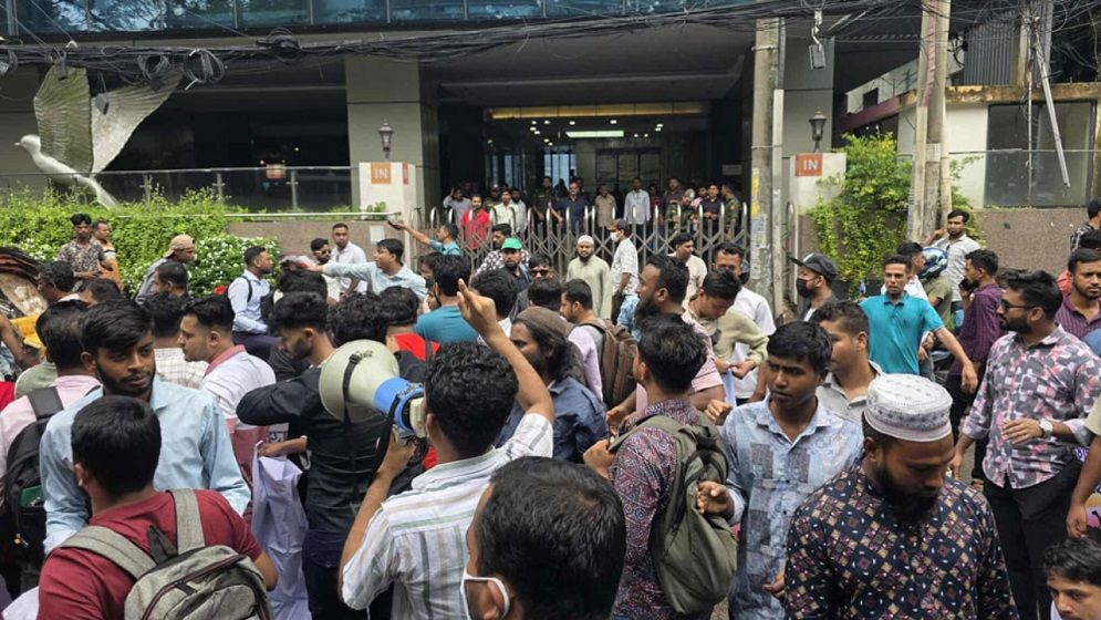 বোয়েসেল এমডির পদত্যাগসহ তিন দফা দাবিতে প্রবাসী কল্যাণ ভবন অবরোধ