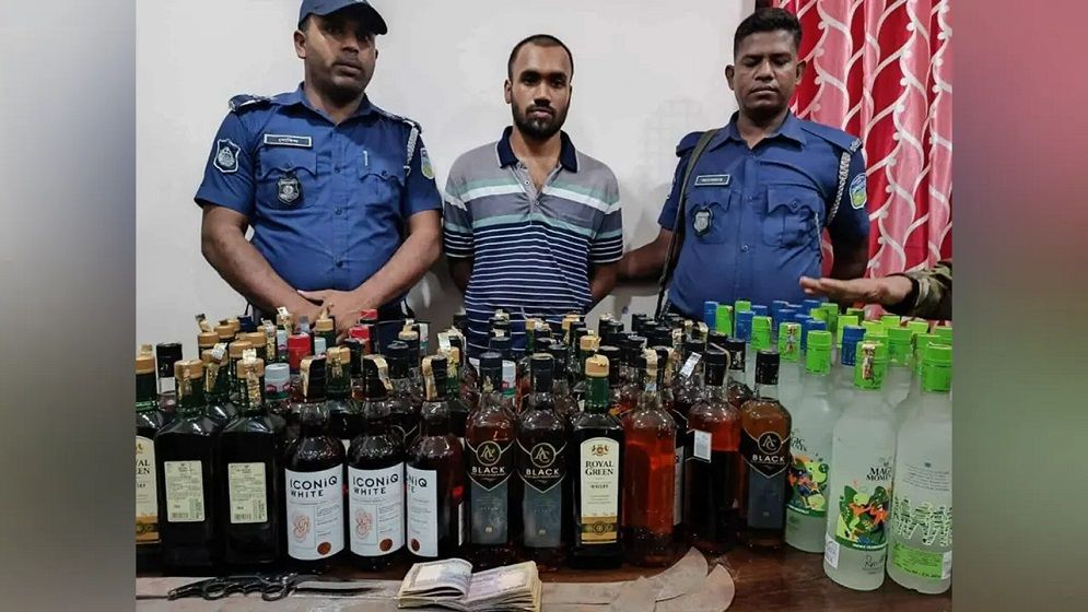 ভালুকায় বিদেশি মদ ও অস্ত্রসহ স্বেচ্ছাসেবক লীগ নেতা গ্রেপ্তার