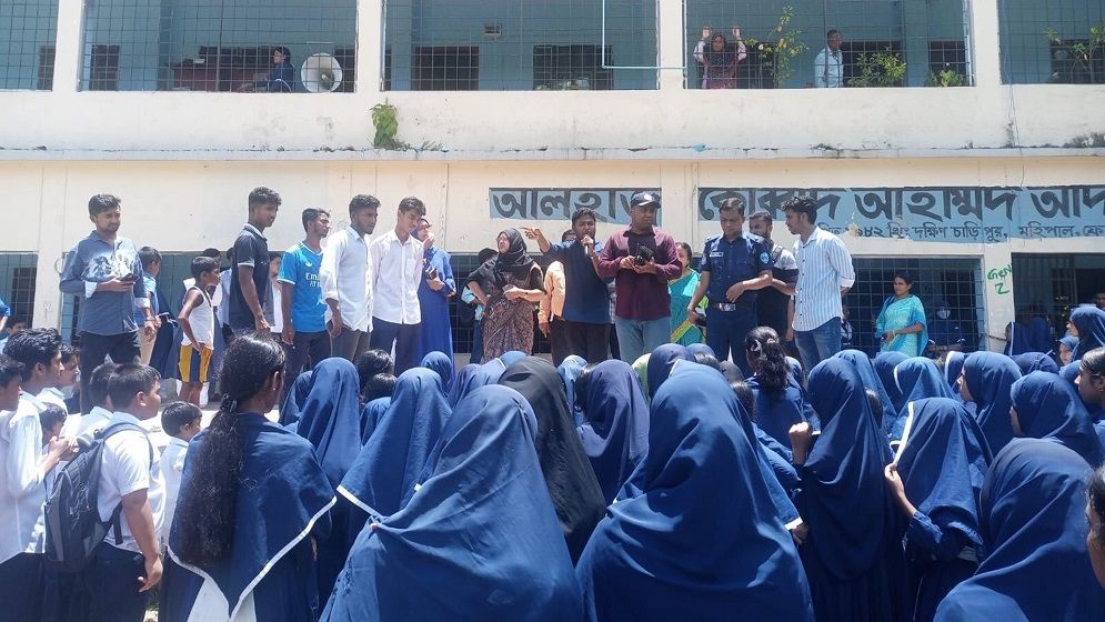 ঢাকা-চট্টগ্রাম মহাসড়ক অবরোধ করে শিক্ষার্থীদের বিক্ষোভ