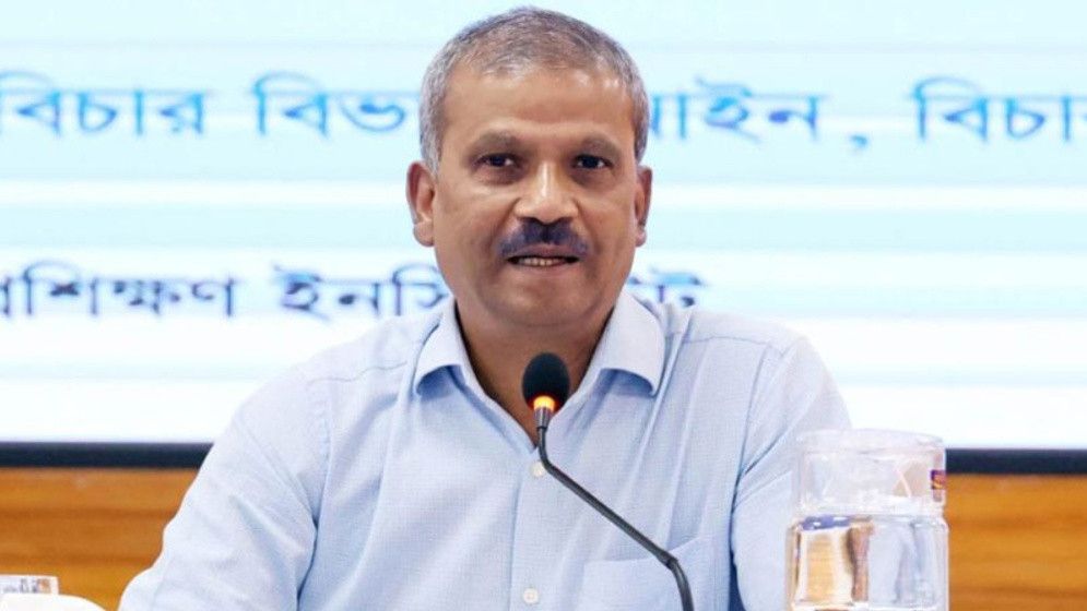 নির্ধারিত সময়েই নির্বাচন, পেছানোর সুযোগ নেই: আইন উপদেষ্টা