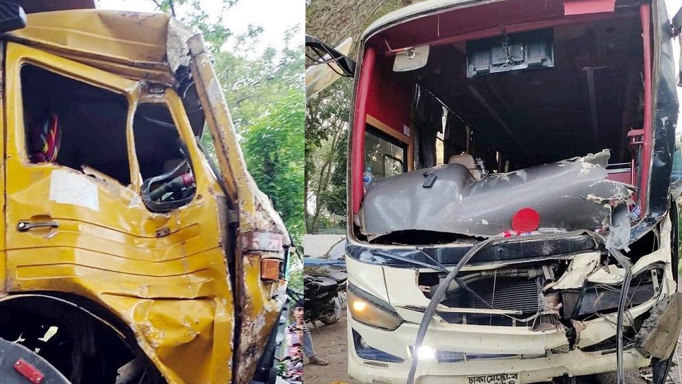 মহেশপুরে বাস-ট্রাক সংঘর্ষে আহত ১৫