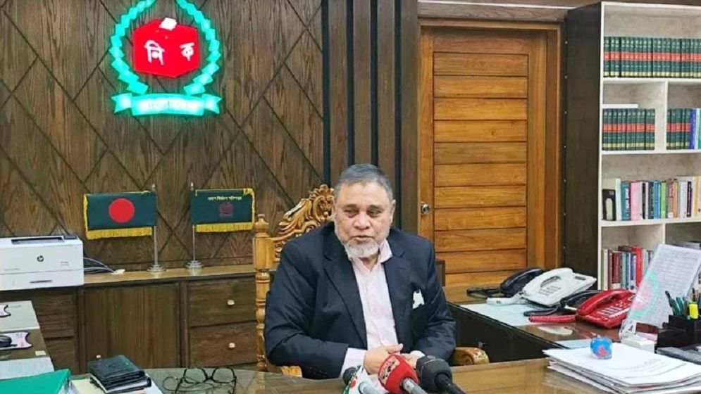 নির্বাচনকে সুষ্ঠু ও নিরপেক্ষ করতে কর্মকর্তাদের পেশাদারিত্বের আহ্বান সিইসির