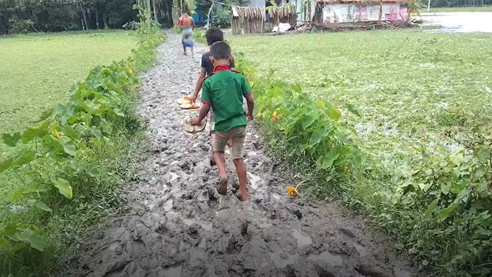 ৩০ বছরেও এই রাস্তায় পড়েনি একমুঠো মাটি