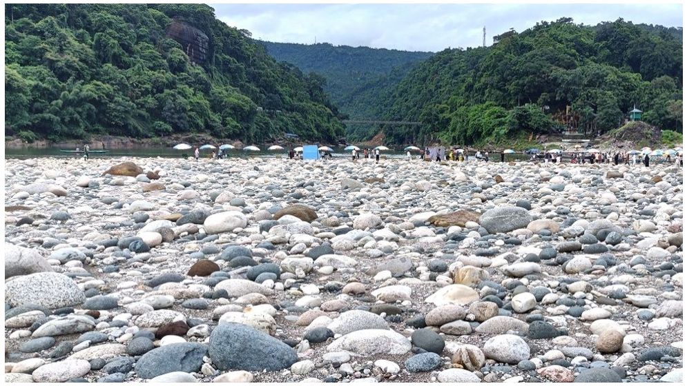 জাফলং থেকে লুট হওয়া পাথর ফেরতের নির্দেশ
