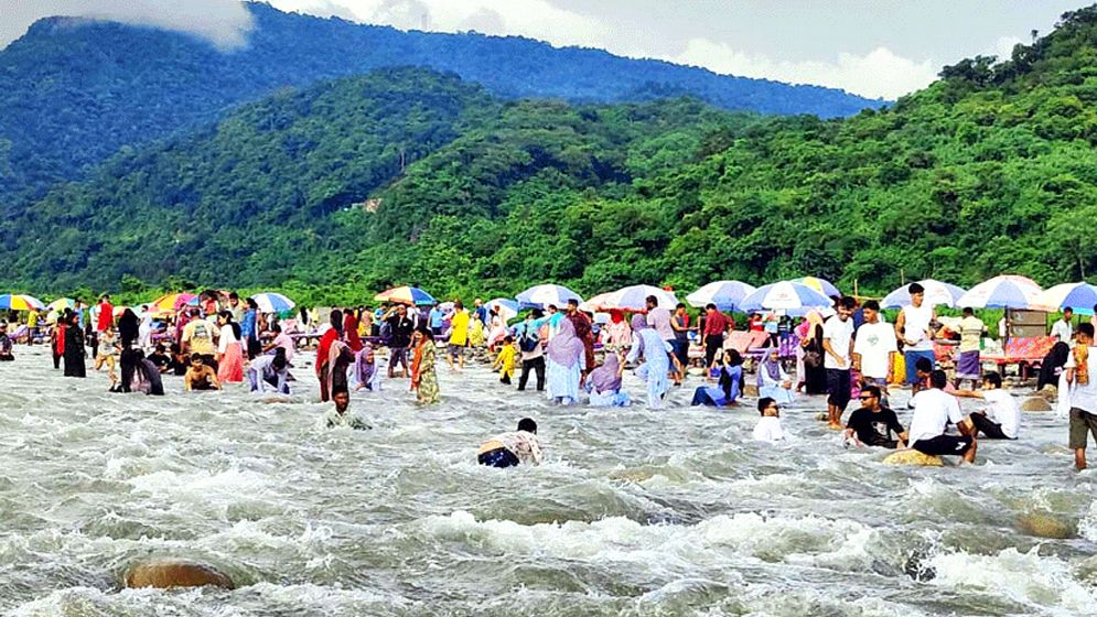 স্বরূপে ফিরছে 'সাদাপাথর', ফিরছেন পর্যটকরা