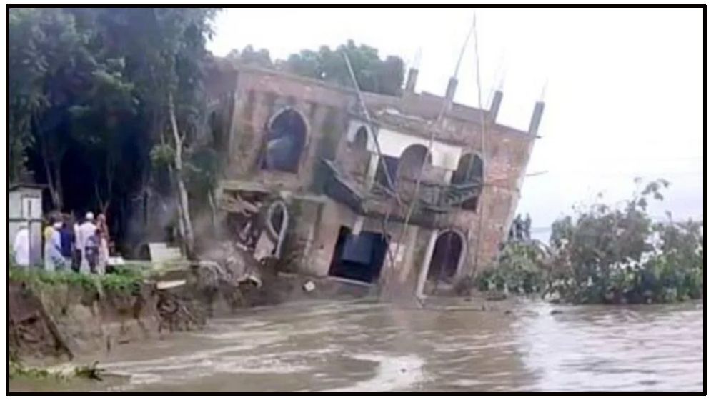 চোখের পলকেই পদ্মায় বিলীন জাজিরার দ্বিতল মসজিদ
