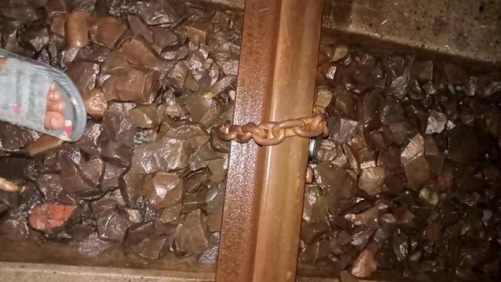 রাতের আঁধারে রেললাইনে শিকল পেঁচিয়ে নাশকতার চেষ্টা
