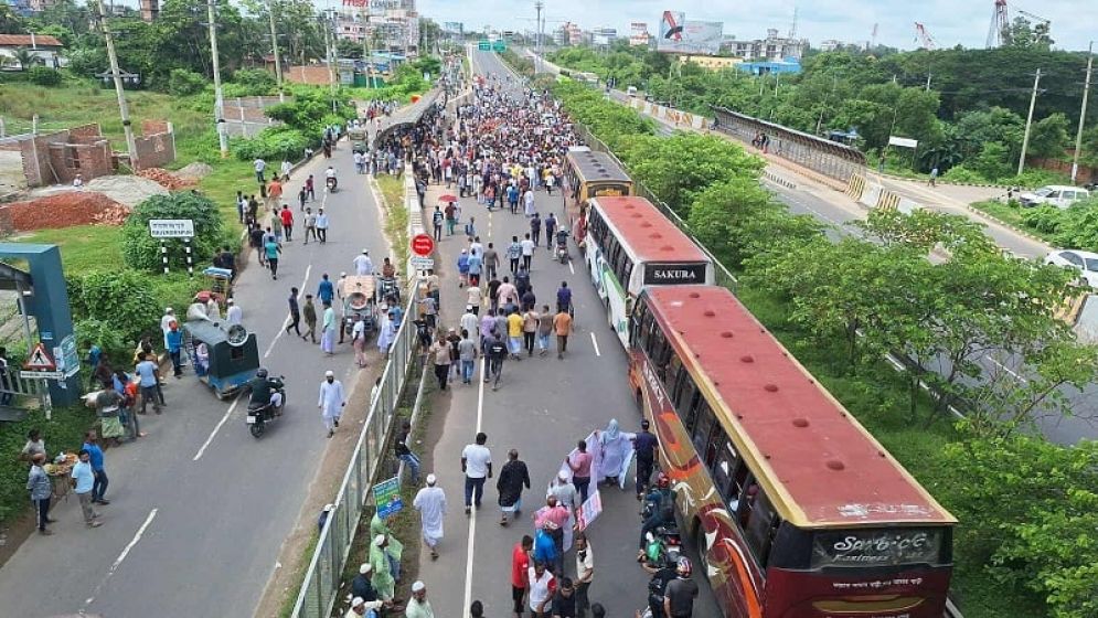 এলিভেটেড এক্সপ্রেসওয়ের রুট পরিবর্তনের দাবিতে কেরানীগঞ্জে মহাসড়ক অবরোধ