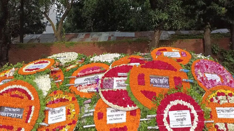 জাতীয় কবি নজরুলের মৃত্যুবার্ষিকীতে সমাধিতে শ্রদ্ধা