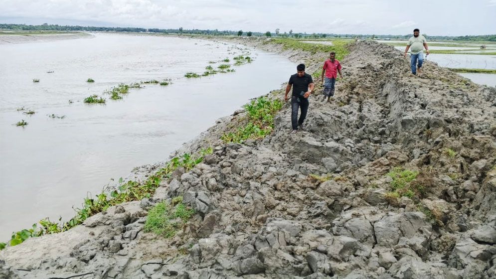 পাইকগাছায় কপোতাক্ষ নদের ওয়াপদা বাঁধ ভাঙনের শঙ্কা