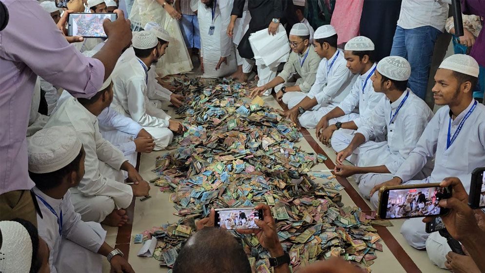 পাগলা মসজিদের দানবাক্স খুলে মিলল ৩২ বস্তা টাকা