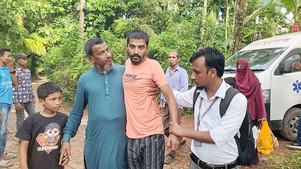 মানসিক ভারসাম্য হারিয়ে ১২ বছর পর দেশে ফিরলেন লক্ষ্মীপুরের সুমন