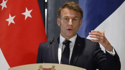 রাশিয়ার বিরুদ্ধে নিষেধাজ্ঞার আহ্বান ম্যাক্রোঁর