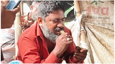 কাঁচা মাছ খেয়েই দিন কাটাচ্ছেন কাঠমিস্ত্রি আনোয়ার