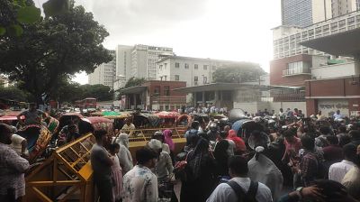 সচিবালয়ের সামনে অবস্থান জুলাই শহীদ পরিবার ও আহতদের