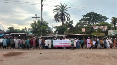 পাকুন্দিয়ায় শিক্ষকের উপর হামলার প্রতিবাদে মানববন্ধন