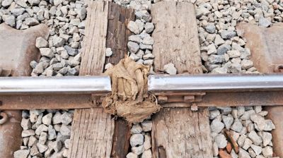 ভাঙা রেললাইনে বস্তা গুঁজে চলছে ট্রেন