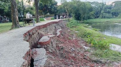 বৃষ্টিতে ত্রিশাল-ধানীখোলা সড়কে ধস: যান চলাচল বন্ধ, ভোগান্তি চরমে