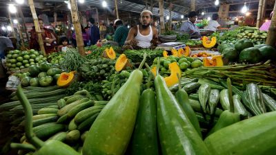 টানা বৃষ্টিতে সরবরাহ কম, বাজারে সবজির দামে আগুন