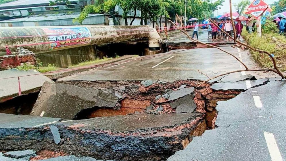 টানা বৃষ্টিতে চট্টগ্রামে দেবে গেছে সড়ক