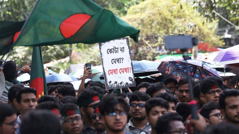 তিন দফা দাবিতে কর্মসূচিতে প্রকৌশল শিক্ষার্থীদের আবারও শাহবাগ অবরোধ